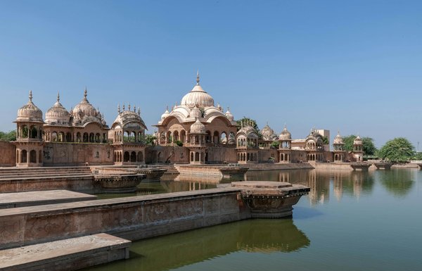 What are the best ways to find discounts on UK theater tickets?